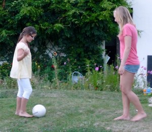 Okay, okay. This picture of Celeste and Chloe is from 2010 in Nantes.