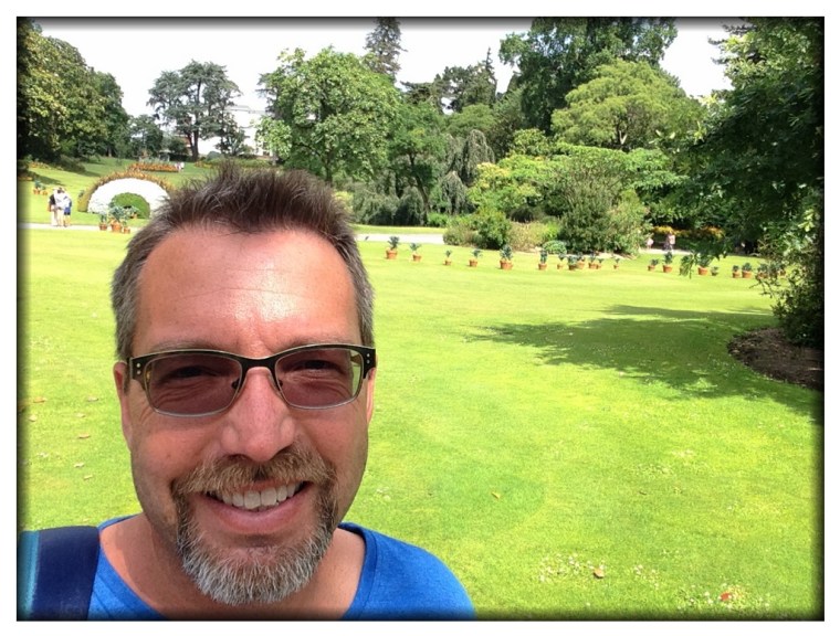 I had already walked 10,000 steps by the time I stopped to read my book at the Jardin des Plantes. 